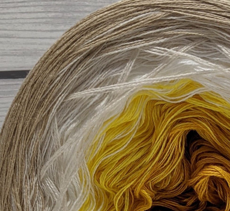 Daisy - C/A077 - Gradient Cake Yarn, Ombre Yarn Cake
